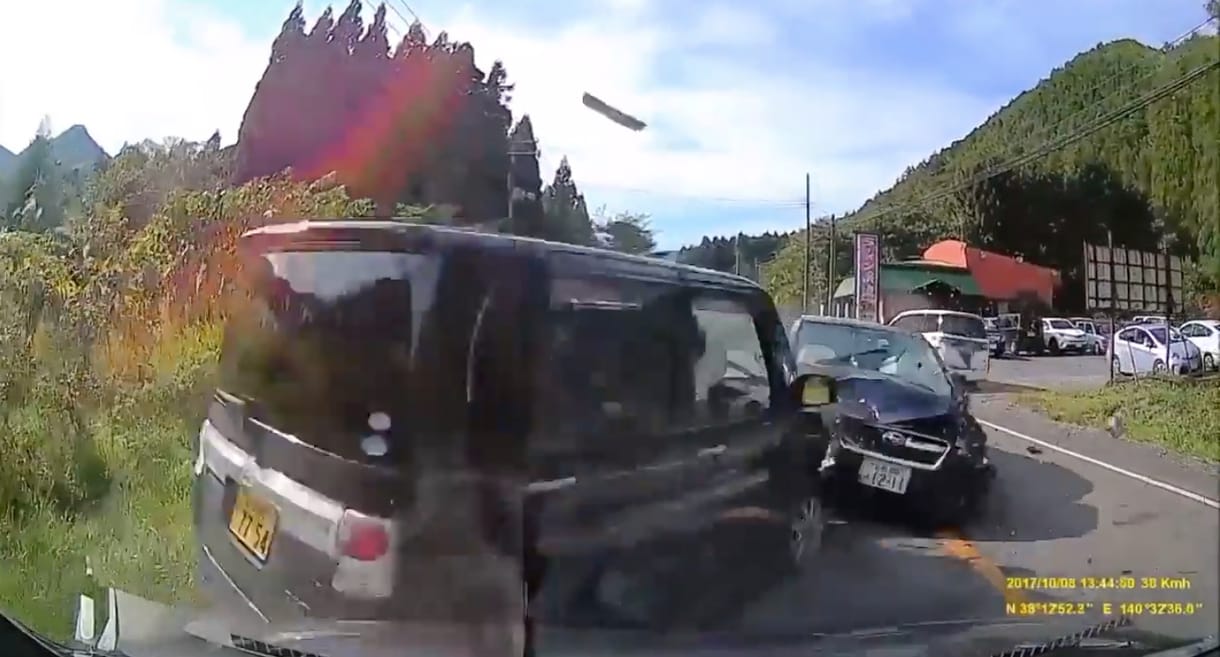 4 autó törött össze, és ehhez egyetlen hiba elég volt – videó