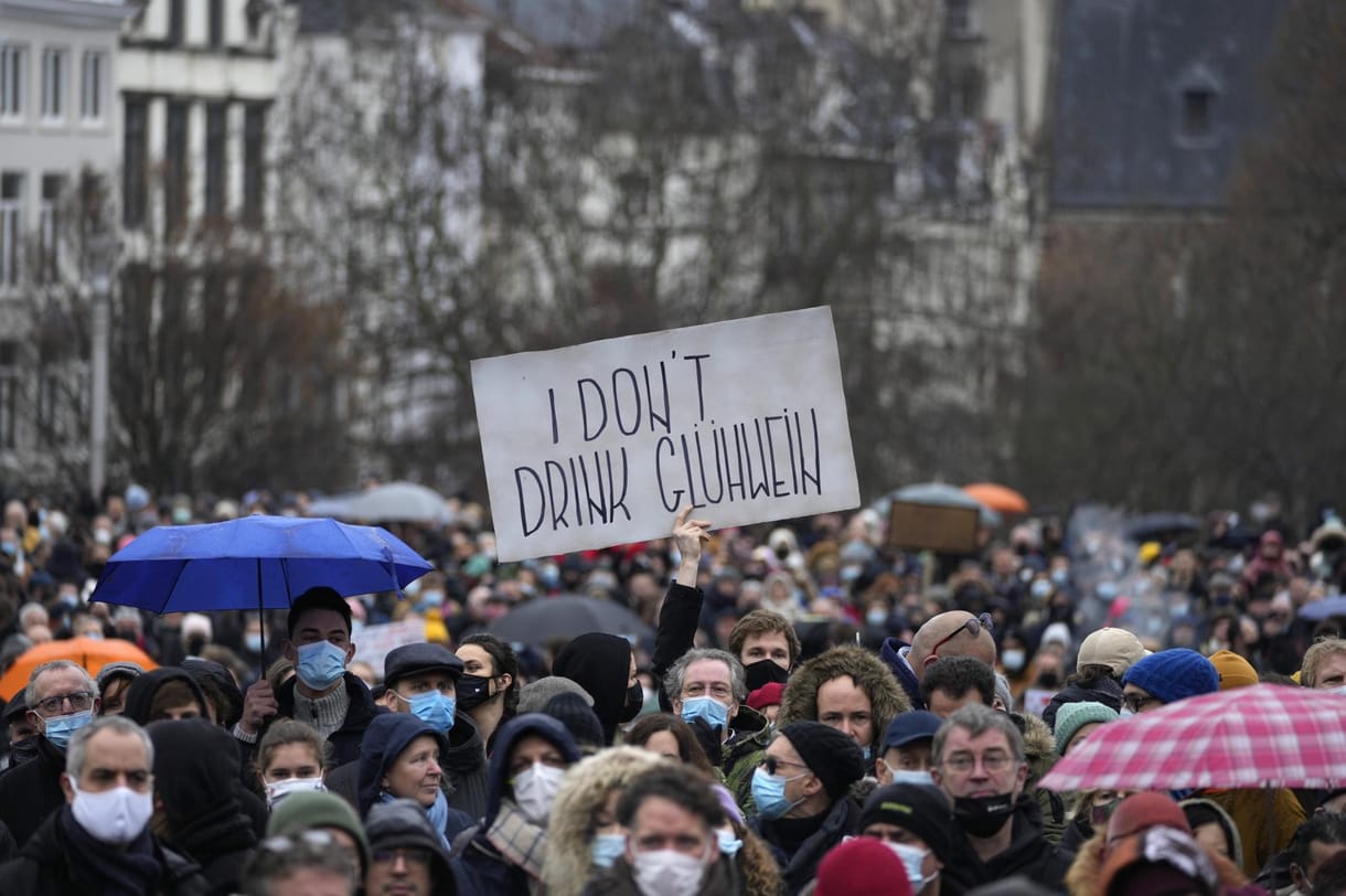 „A forralt bor legyőzte a kultúrát” – tüntettek a lezárások ellen Brüsszelben