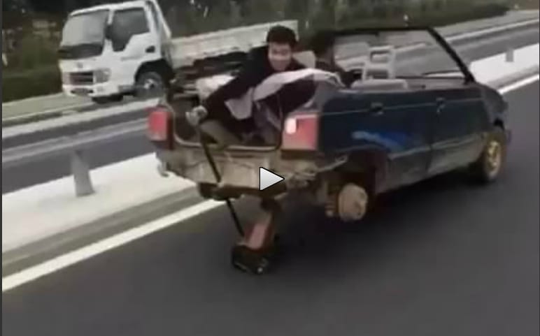 Az év legbizarrabb autózásáról Kínában készült videó