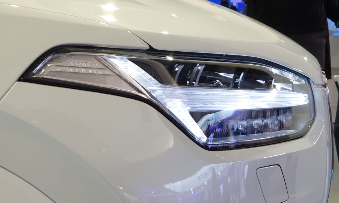 Elektromos gyermekautó jár a Volvo 7 üléses kedvezményes terepjárója mellé