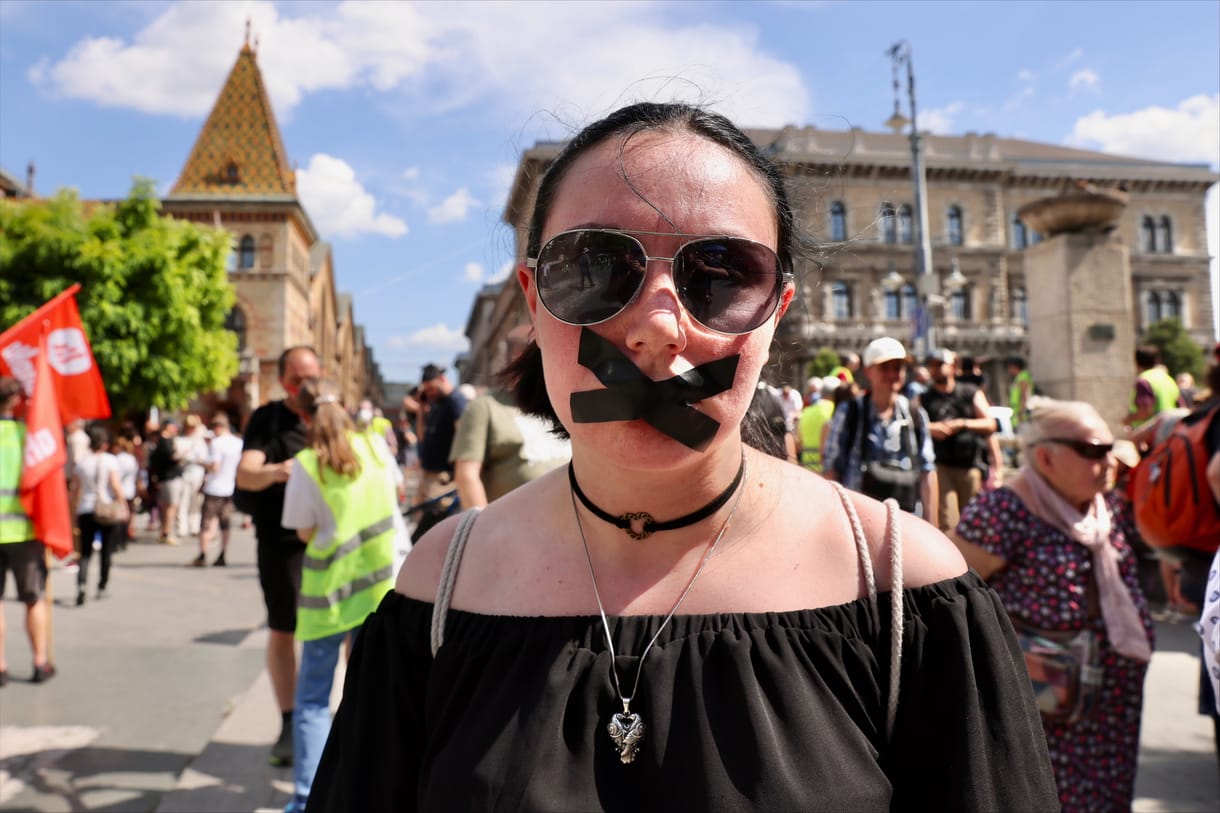 Leragasztott szájjal vonulnak át a tüntetők a Szabadság hídon