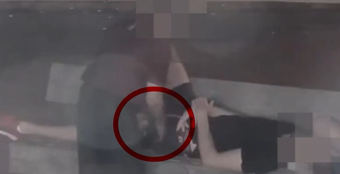 Videón, ahogy egy visszaeső tolvaj kirámol két padon szundító férfit a Móriczon