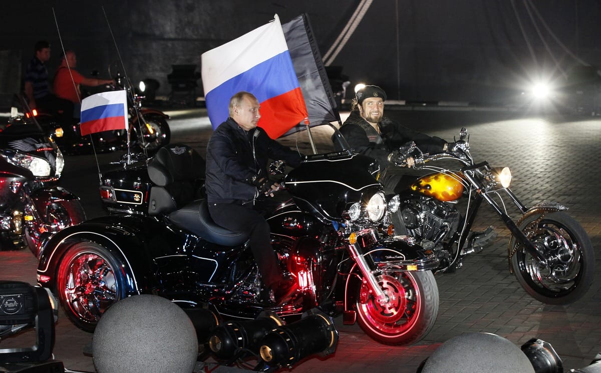 Fotó: Putyin az Éjszakai Farkasokkal motorozik