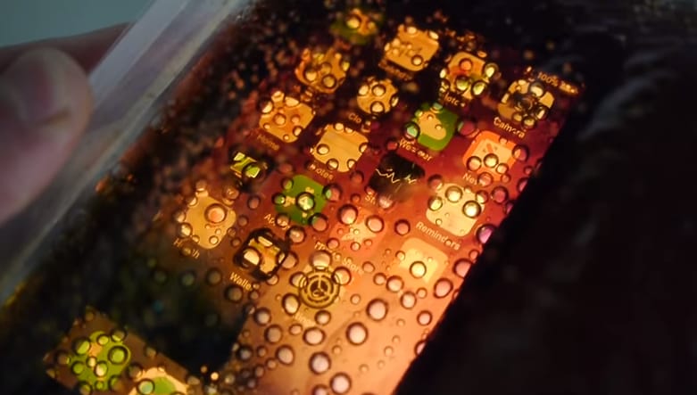 Ez történik, ha Coca-Colában tartják az iPhone 8-at – videó