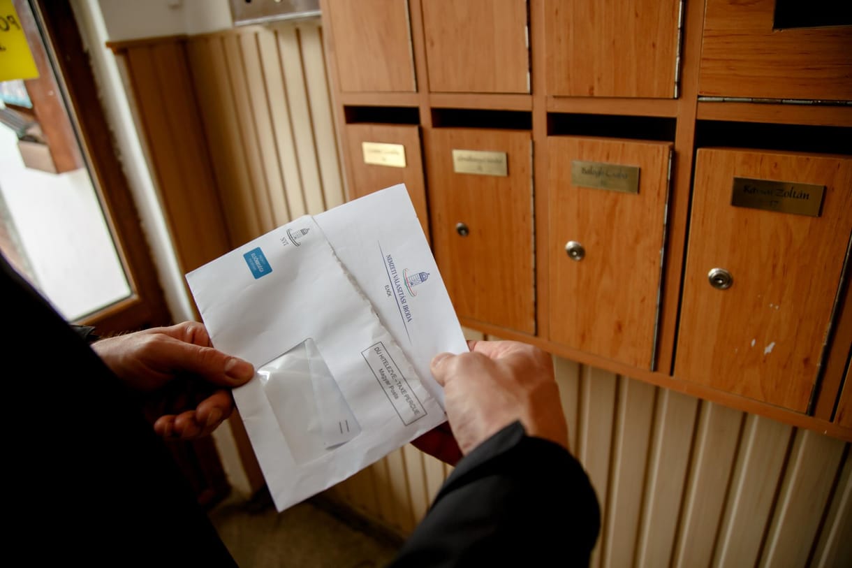 Az EP-választáson is fideszes kötődésű pártaktivisták kézbesítik a szavazólapot a vajdasági magyaroknak