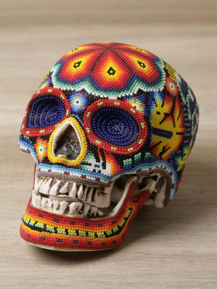 Haláli ajándék Halloweenra: kiszínezett koponyák, mexikói indiánok által