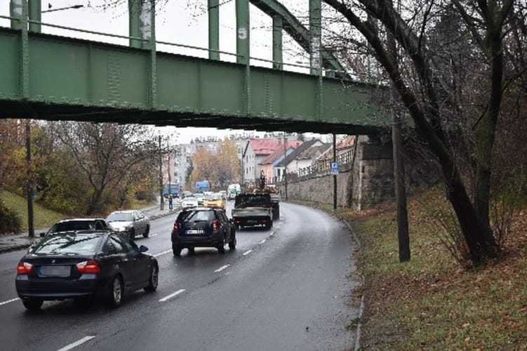 Kövekkel dobálta az érkező autókat két tini egy vasúti átjáróról Miskolcon