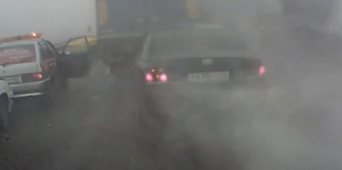 Tömegbaleset a sűrű orosz ködben – videó