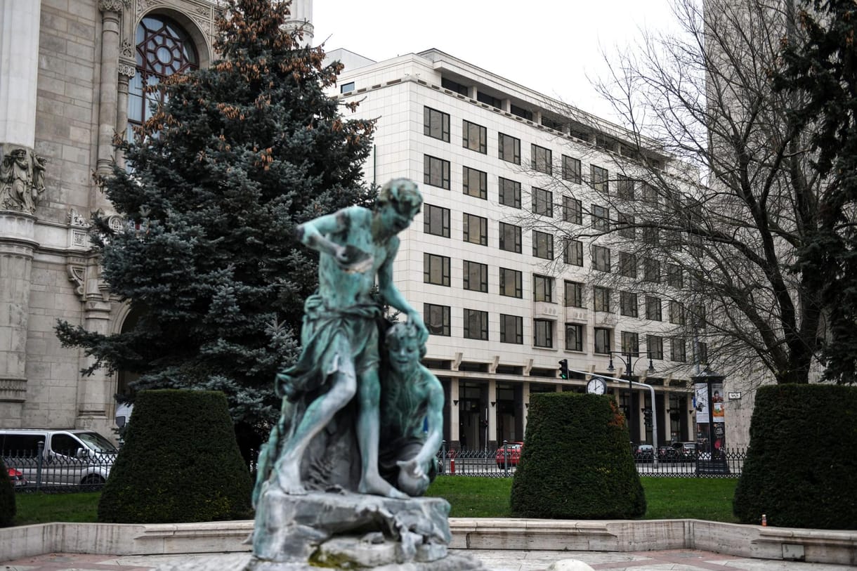 96 ezer forintért bérelt parkoló: zsíros üzletet kötött Schmidt Mária cégével a kormány