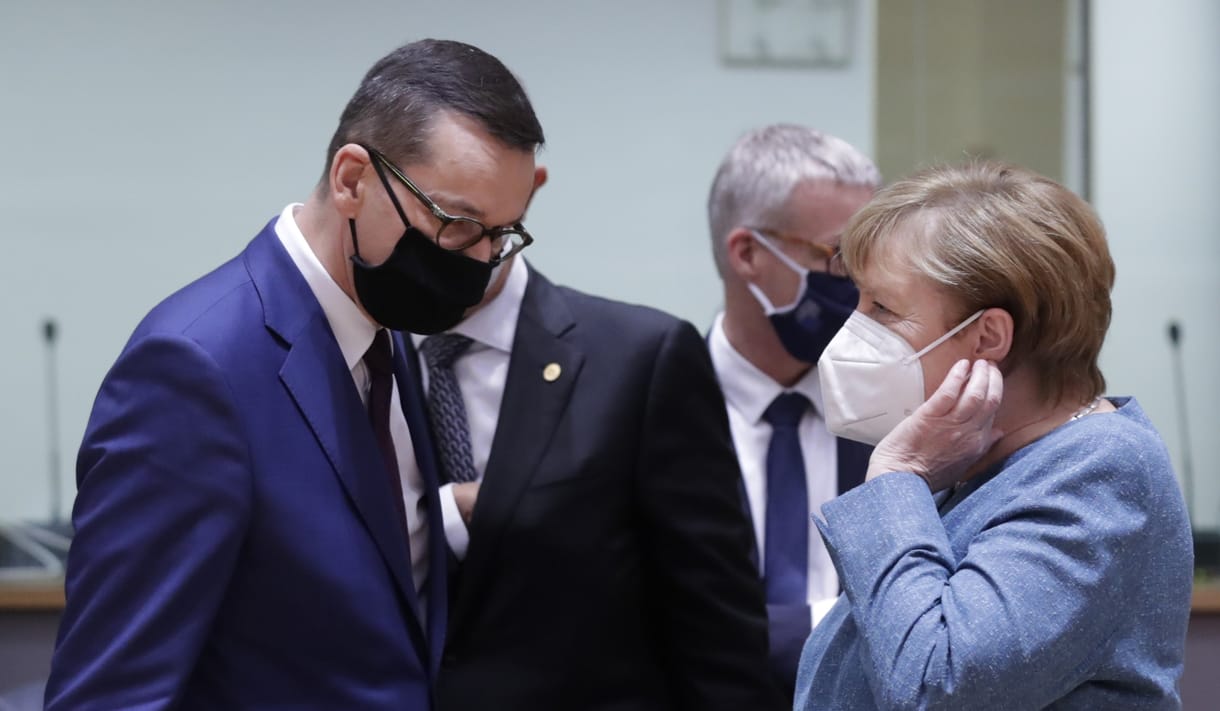 Hajszálon múlt, de nem bomlik fel a lengyel kormány