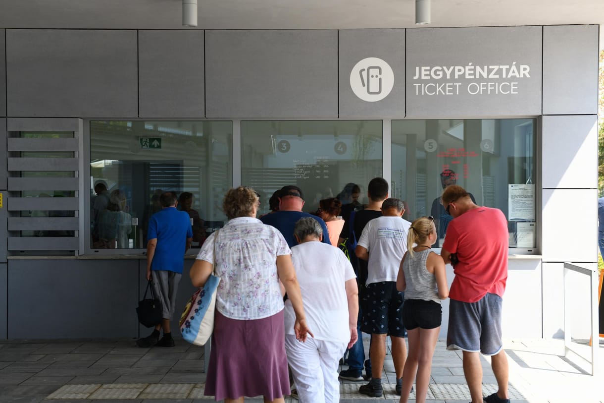Kirakják a Dagályból és az Arénából a gyógyulni járó bérleteseket