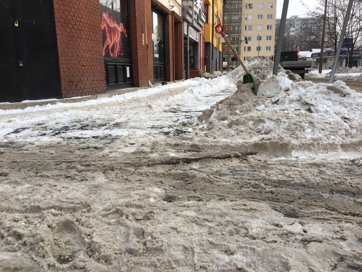 Havas utakra panaszkodnak a miskolciak, de a polgármester utcája tiszta – véletlen?