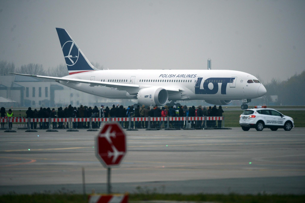 Leszállt az első európai Dreamliner - fotó