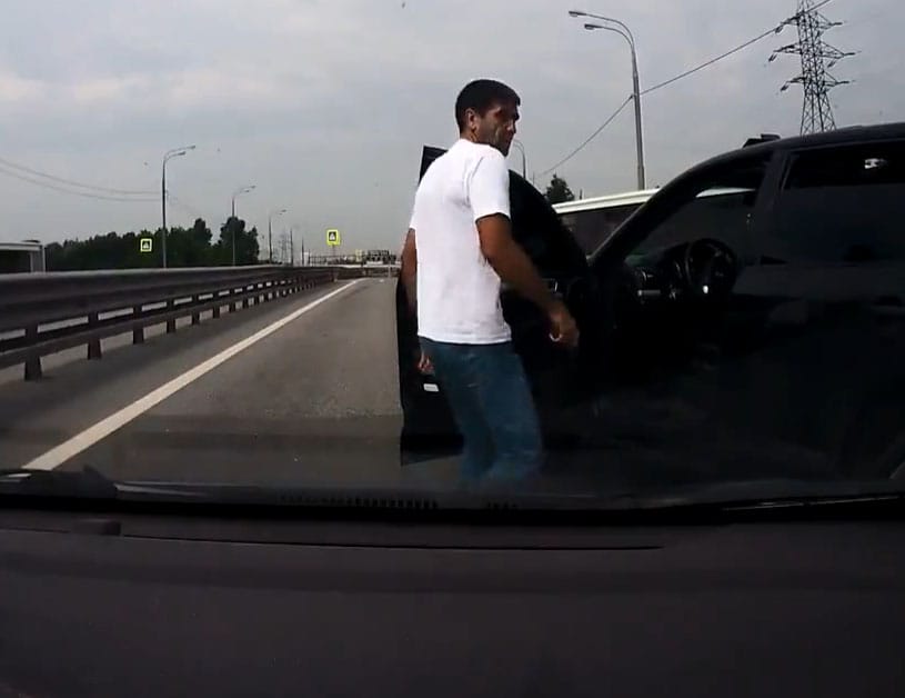 Pisztollyal keménykedett a begőzölt orosz egy közúti balhénál – videó