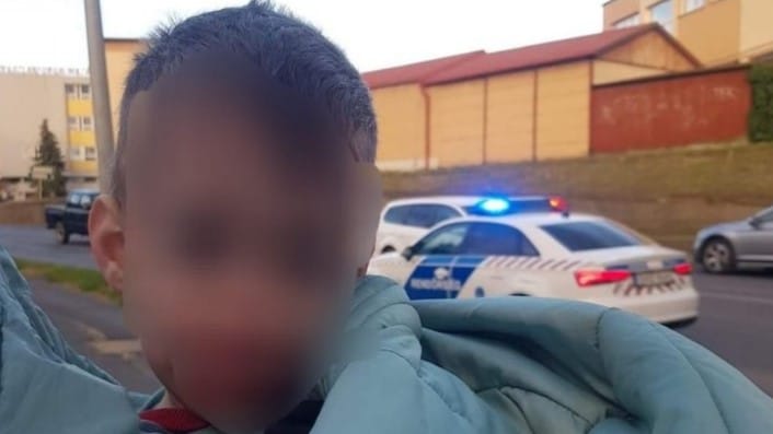 Egyedül kismotorozott egy forgalmas úton egy kétéves kisfiú, de többen is elhajtottak mellette