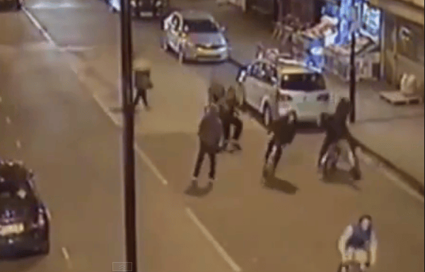 15 éves bicikliző fiút késeltek halálra Londonban - videó