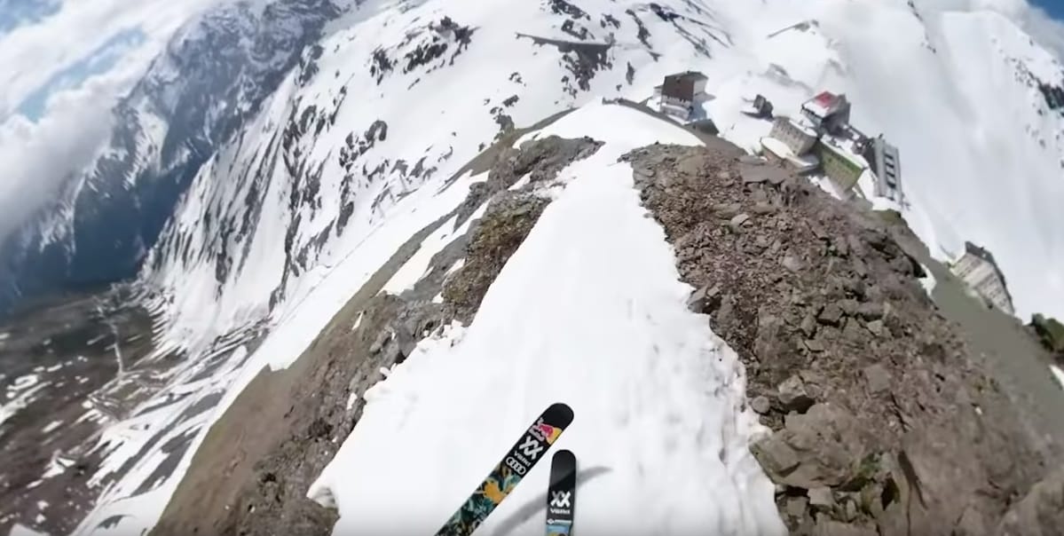 Lélegzetelállító videó: ez a két síelő lesiklik a Stelvio-hágón, de nem akárhogyan