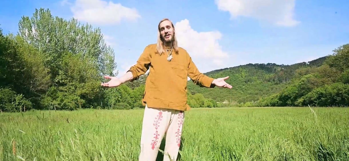 „Most jöttem a templomból, jóember” – Dé:Nash visszatért, itt a Peace, love, NER