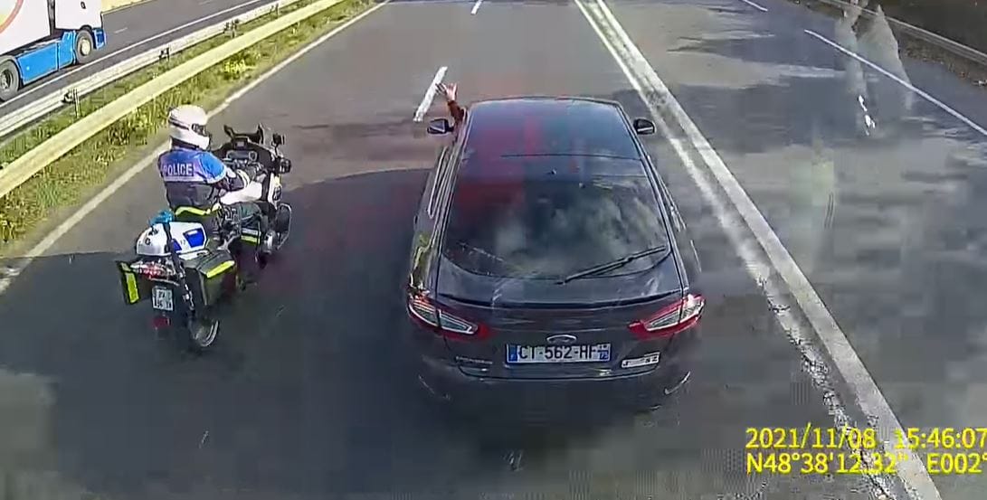 Abban a pillanatban jött a rendőr, amikor elkezdte a kamion előtt a büntetőfékezést egy autós – videó