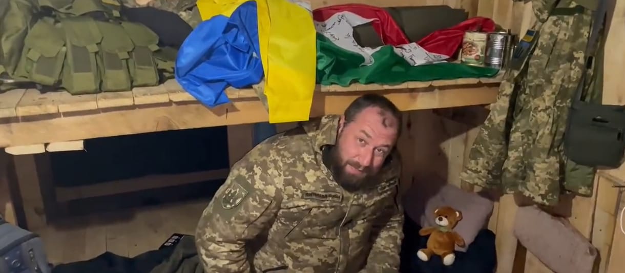 Még mindig fúrják Sándor Fegyir nagyköveti kinevezését, aki így a frontról köszöntötte a TV Macit