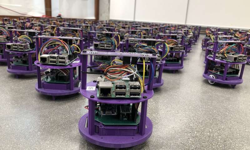Kísérlet robotokkal: nincs egyetlen vezér, mindegyik robot maga dönt