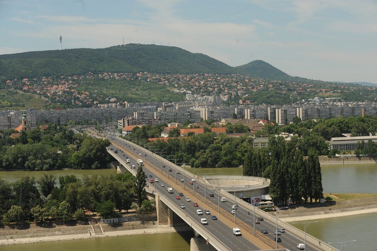 Hatalmas a dugó az Árpád hídnál
