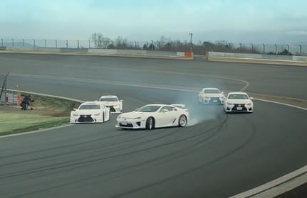 Lexusokat nem látott még így táncolni - videó 