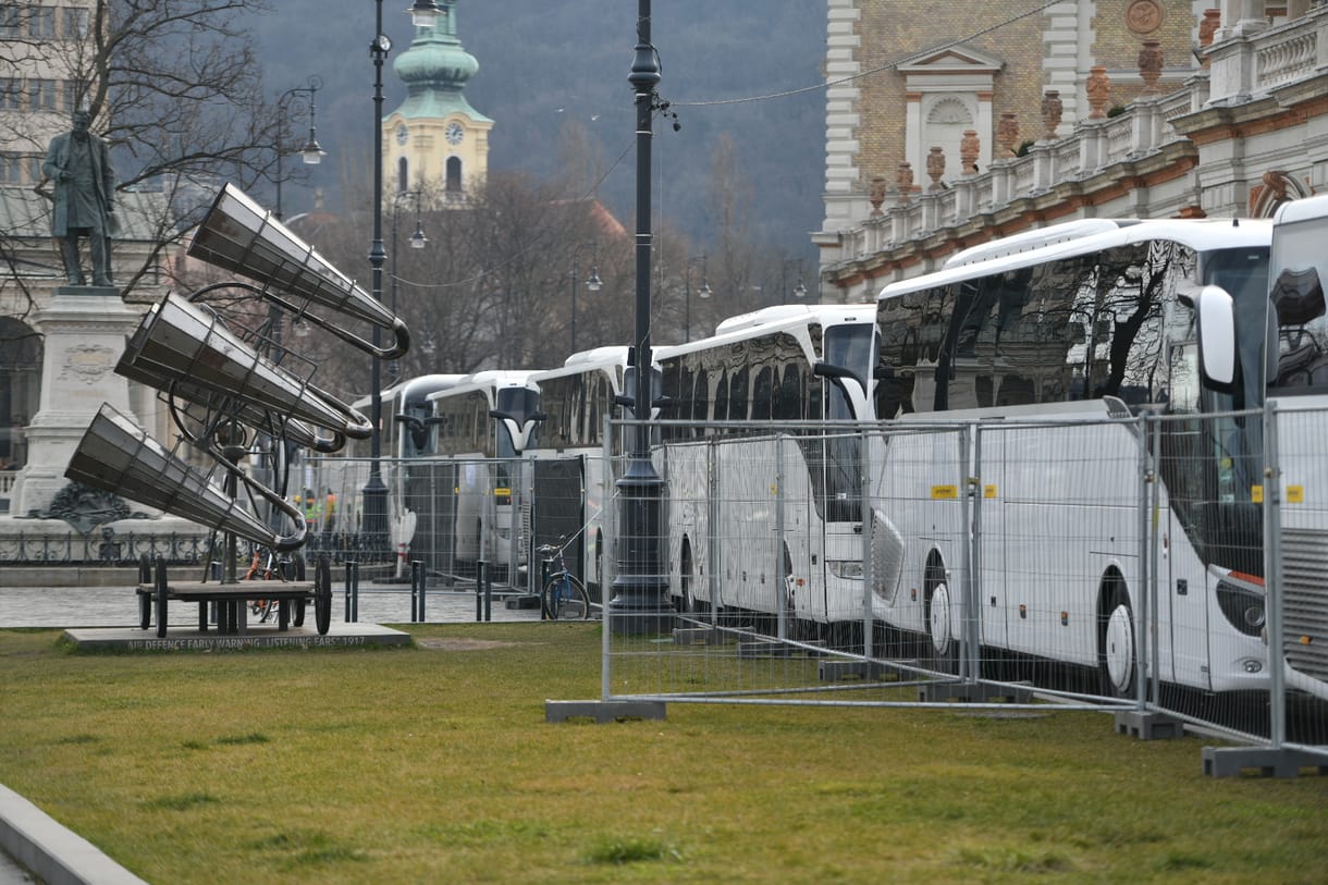 Buszokkal takarják a Várkert Bazárt, Orbán évértékelőjének helyszínét