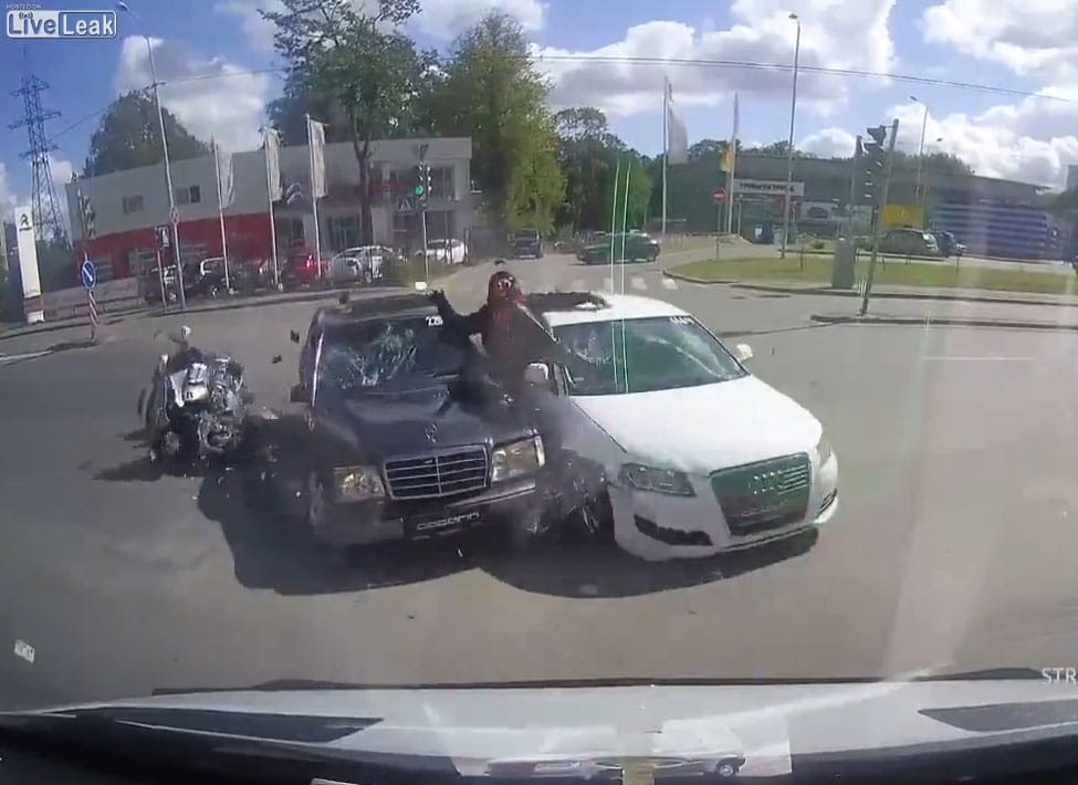 Van ennél a motorosnál nagyobb mázlista? – videó