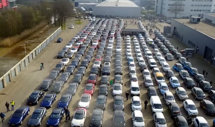 Ez volt a világ legcsendesebb autós felvonulása: 746 elektromos autóval – videó