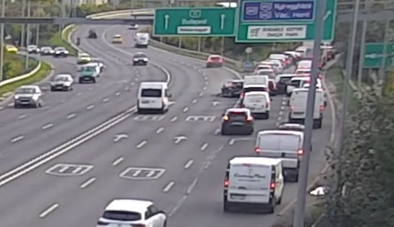 Ijesztő pillanatok: rosszul lett egy autós, több kocsit letarolt Budakalásznál – videó
