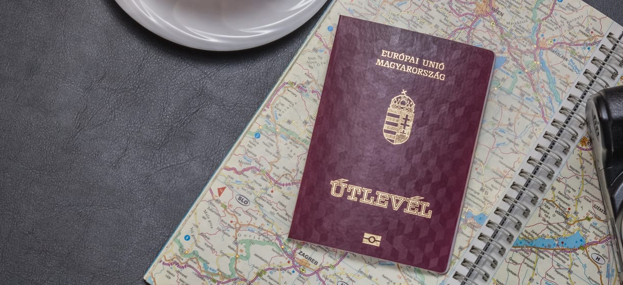 Kiakadt a skóciai magyar apa, mert a királyi posta elkeverte lánya útlevelét, és bélyeggel akarták kárpótolni