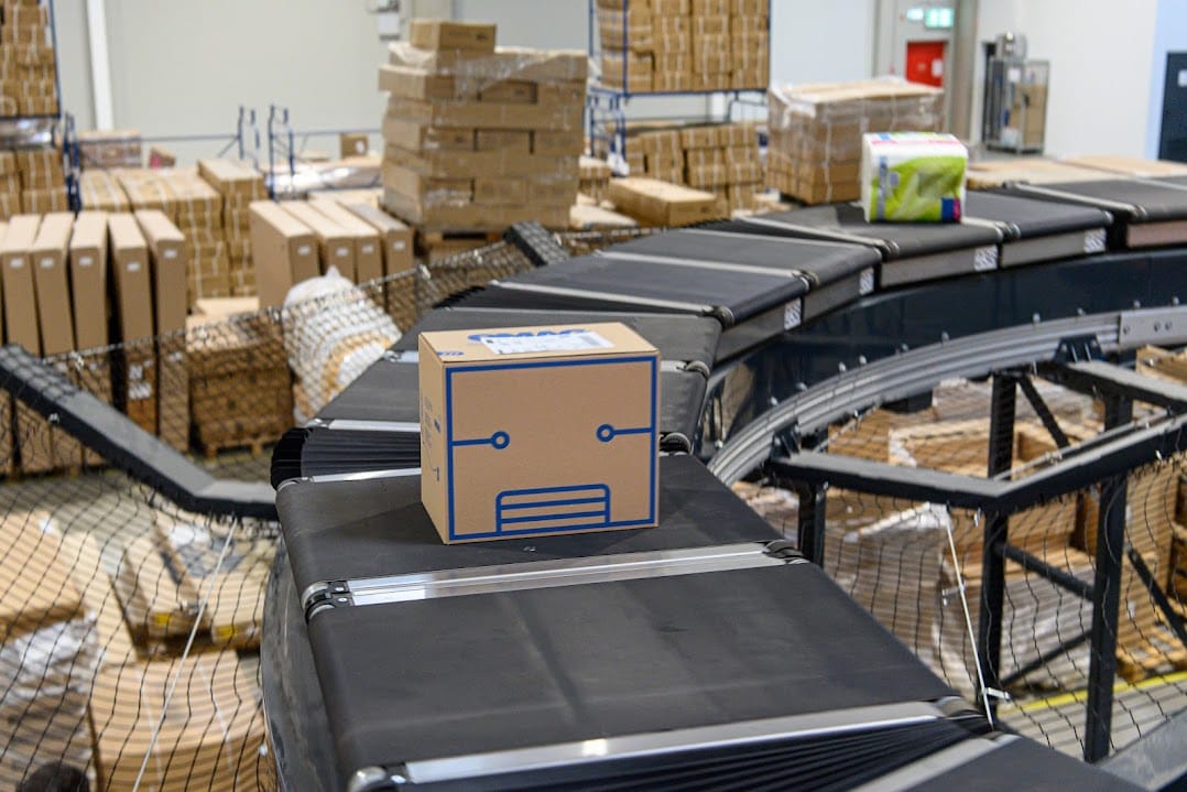 Megnéztük, ahogy a Black Friday termékei már a polcokon sorakoznak a raktárban