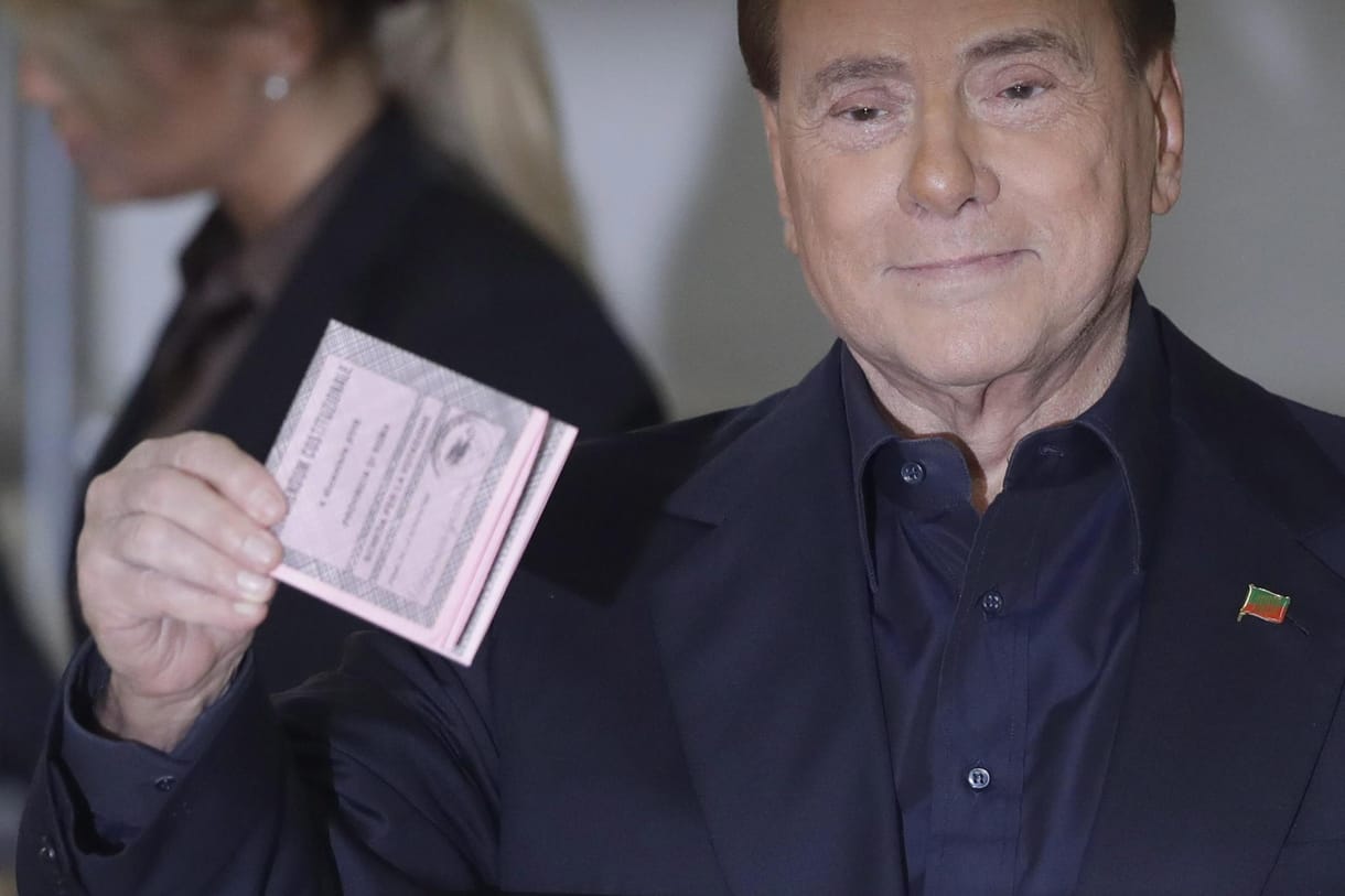 A felismerhetőség határáig szétplasztikázott arccal szavazott Berlusconi
