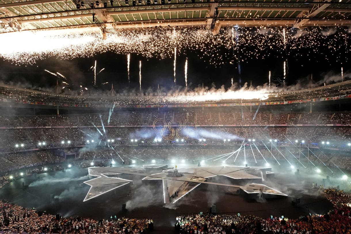 Hivatalosan is véget ért a párizsi olimpia – a láng kialudt, a zászlót Tom Cruise vitte Los Angelesbe