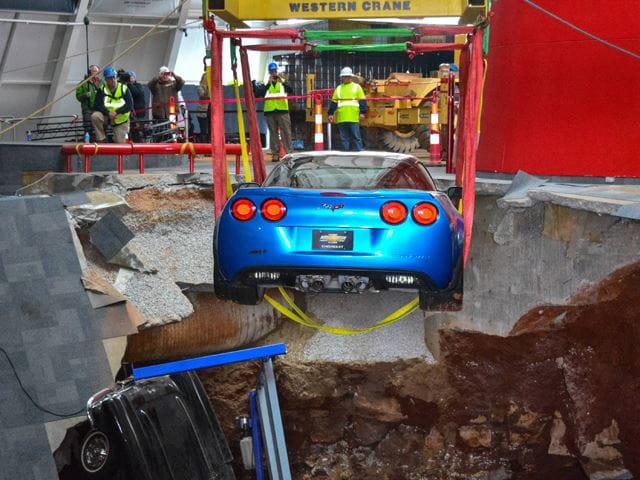 Kimentették az első Corvette-et a föld alól – fotó