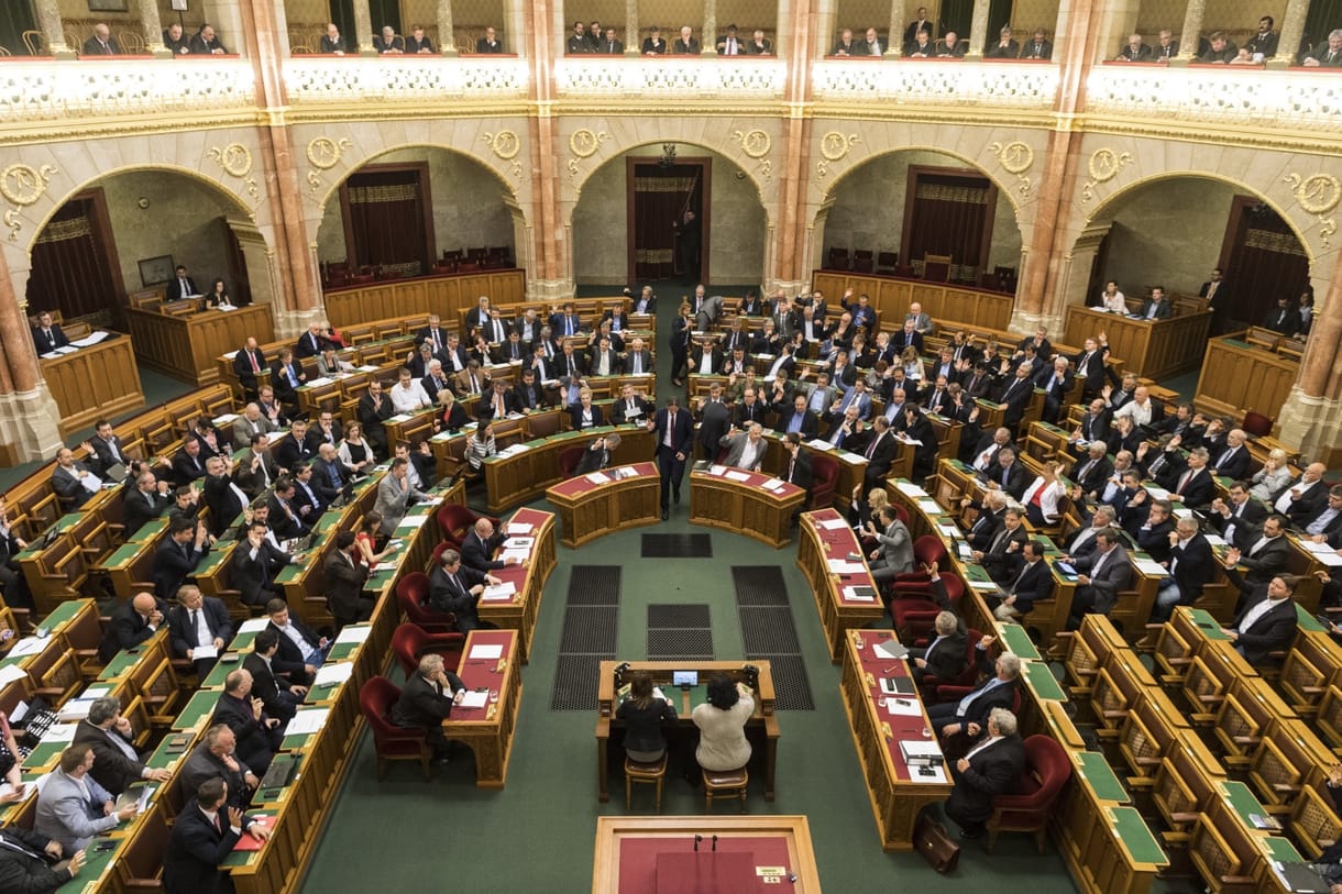 Az azonnali kérdésekkel soroznák Orbánt - parlamenti események percről percre