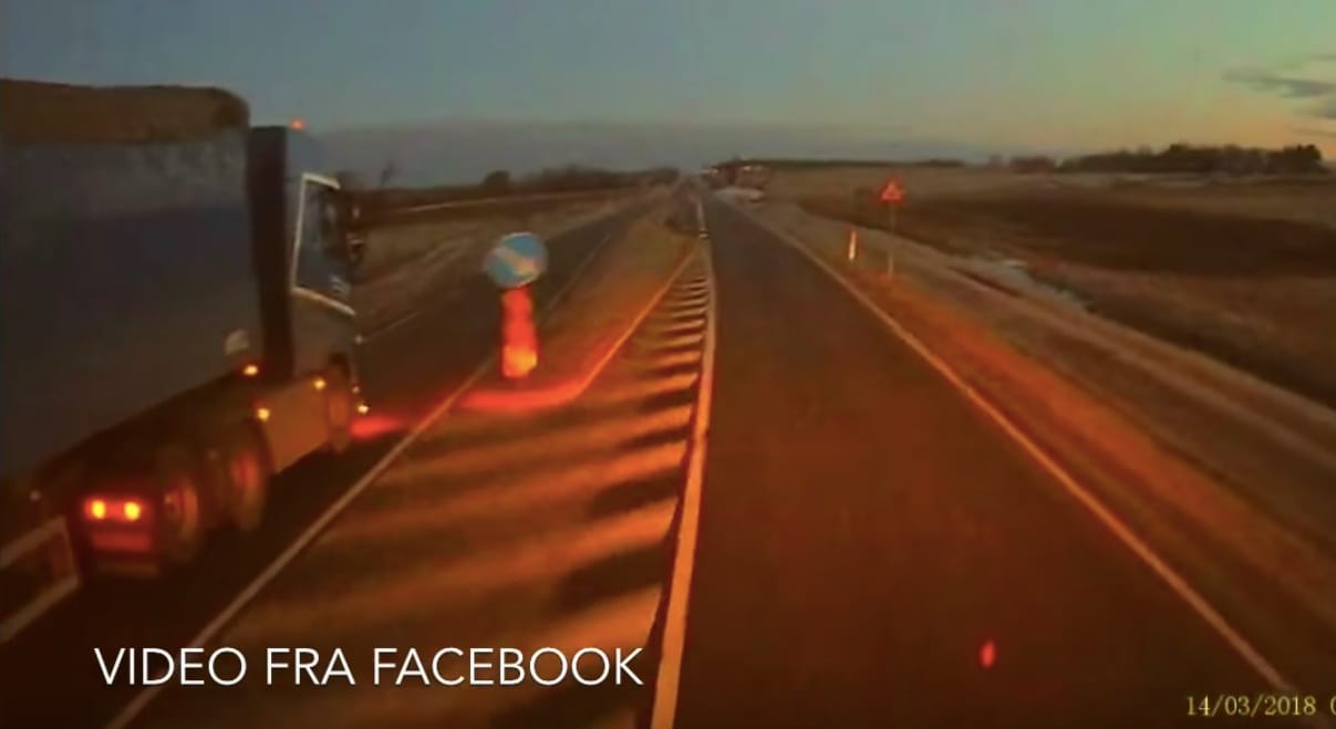 Minden szabályt megszegve előzött a dán kamionos – videó