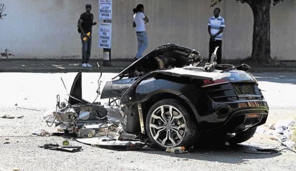 Rejtélyes baleset, két halott a kettészakadt Audi R8-ban - fotók