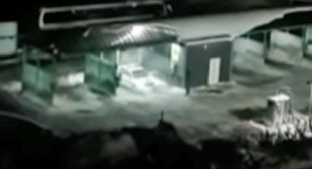 Egy egész környéket felébresztett a rendőrnő, aki a megafonba beszélt kollégájához az autómosóban