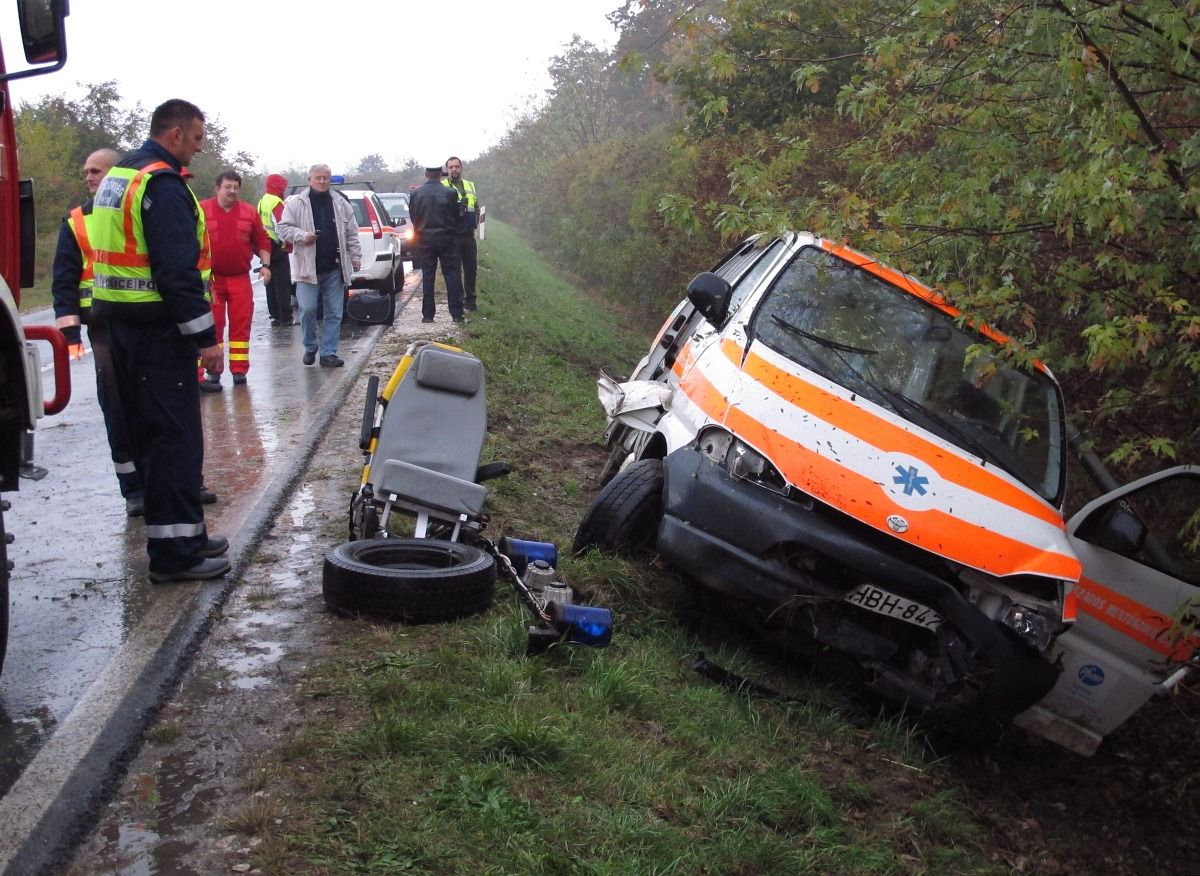 Betegekkel borult fel egy mentőautó a 87-esen