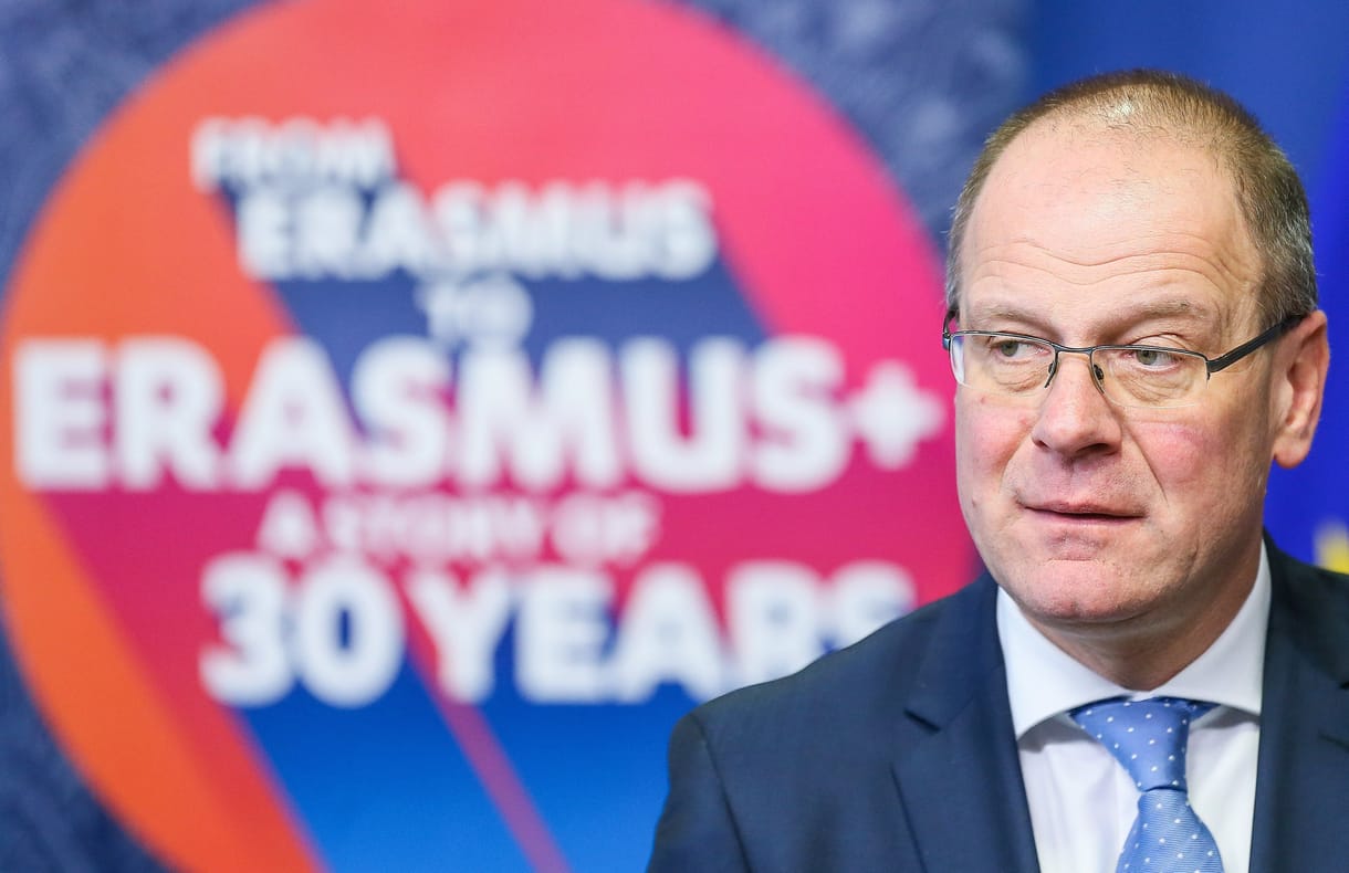 Navracsics jövő héten tárgyal Brüsszelben az Erasmus és a Horizont programokról