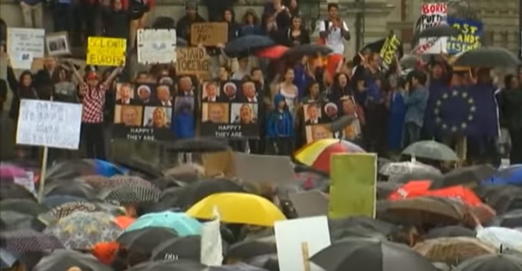 Videó: Ez lett a (lefújt) Brexit elleni tömegtüntetésből a Trafalgar téren