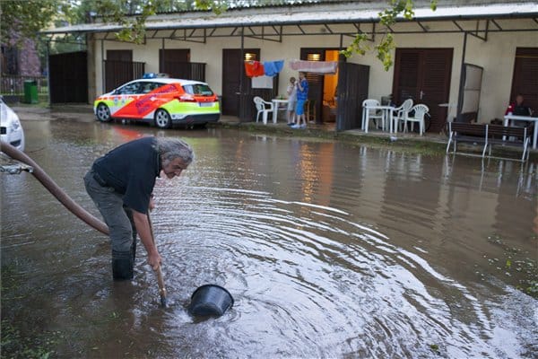 Durva vihar: Dőltek a fák és a kémények országszerte