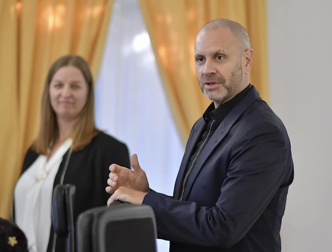 Nem tetszett egy fideszes polgármesternek, hogy a TikTokon lepontozták Orbán Viktort, ezért beszólt a videó készítőjének fogsorára
