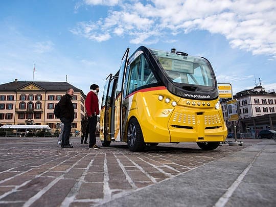 Vezető nélküli minibuszokat tesztelnek egy svájci városban – fotók