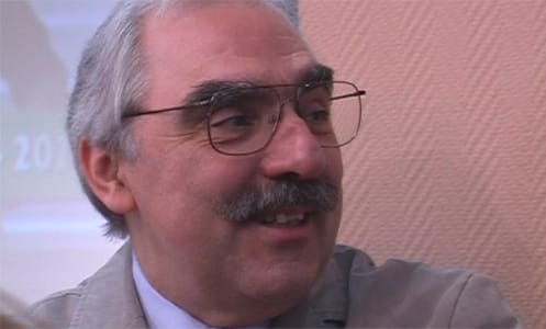 Bokros Lajos háza előtt virrasztanak a tüntetők