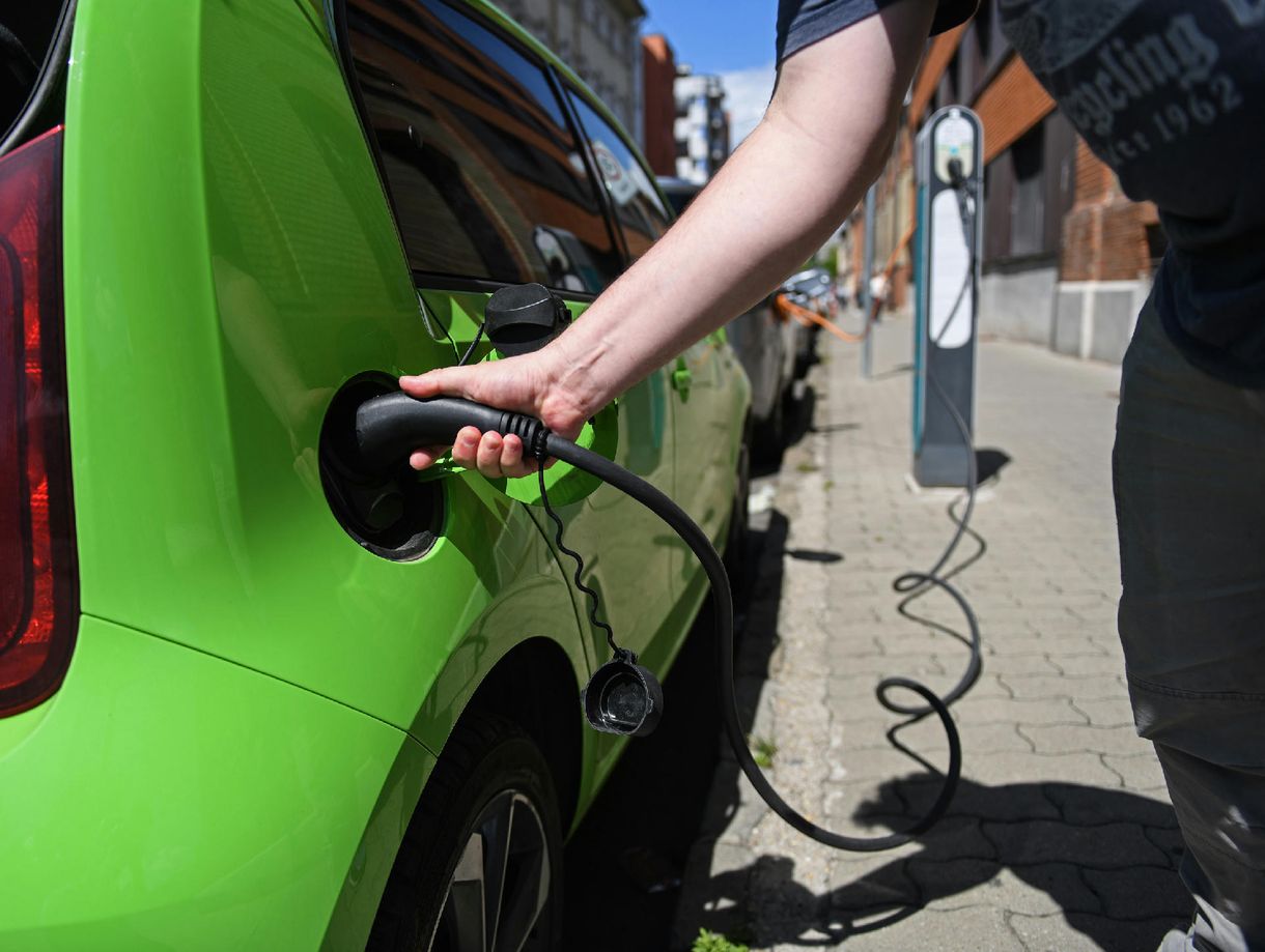 Indul az elektromos autós pályázat, járművenként akár 4 milliós állami támogatással 