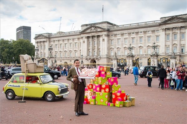 Minivel és mackóval ünnepelte 25. évfordulóját Mr. Bean - fotók