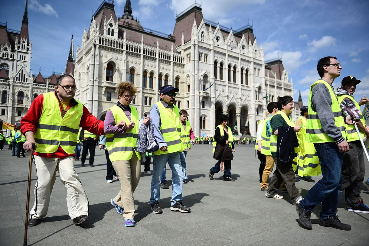Több százan tüntetnek a Parlamentnél